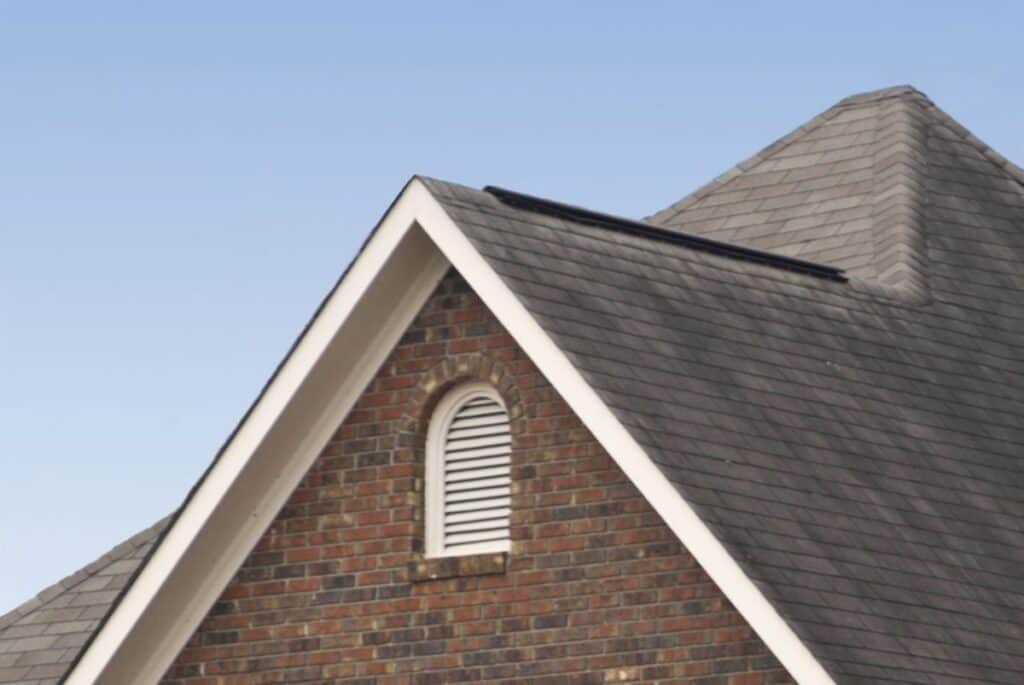 Roof with a ridge vent